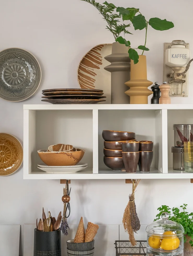 Ceramiczne talerze jako dekoracja kuchennej ściany